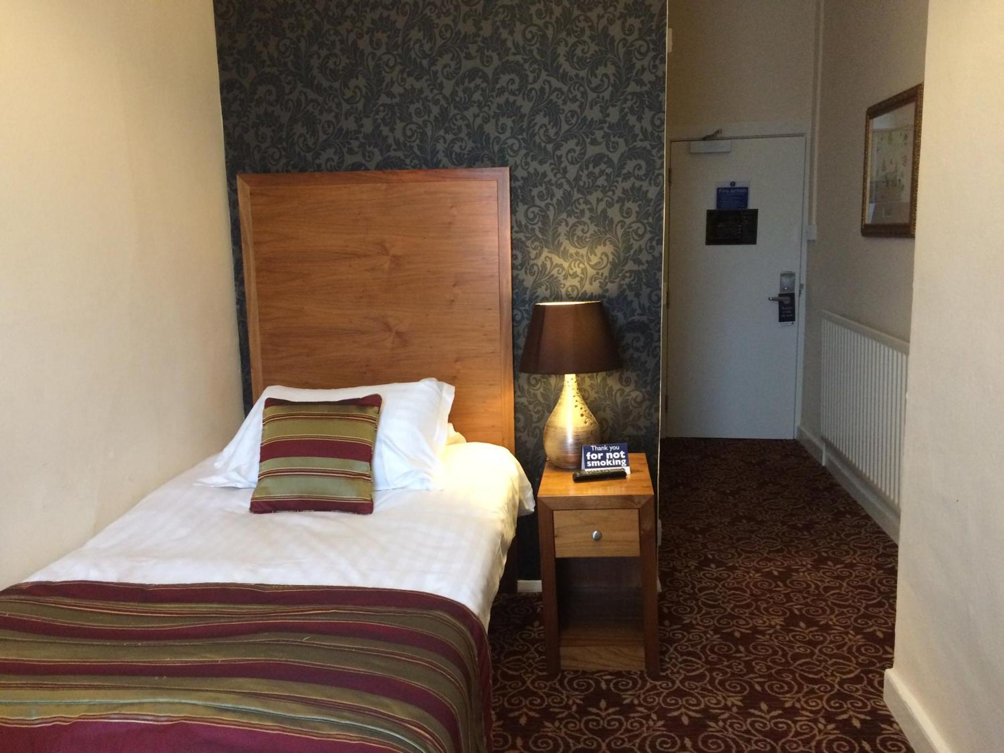 The Three Tuns Hotel Wetherspoon Thirsk Room photo