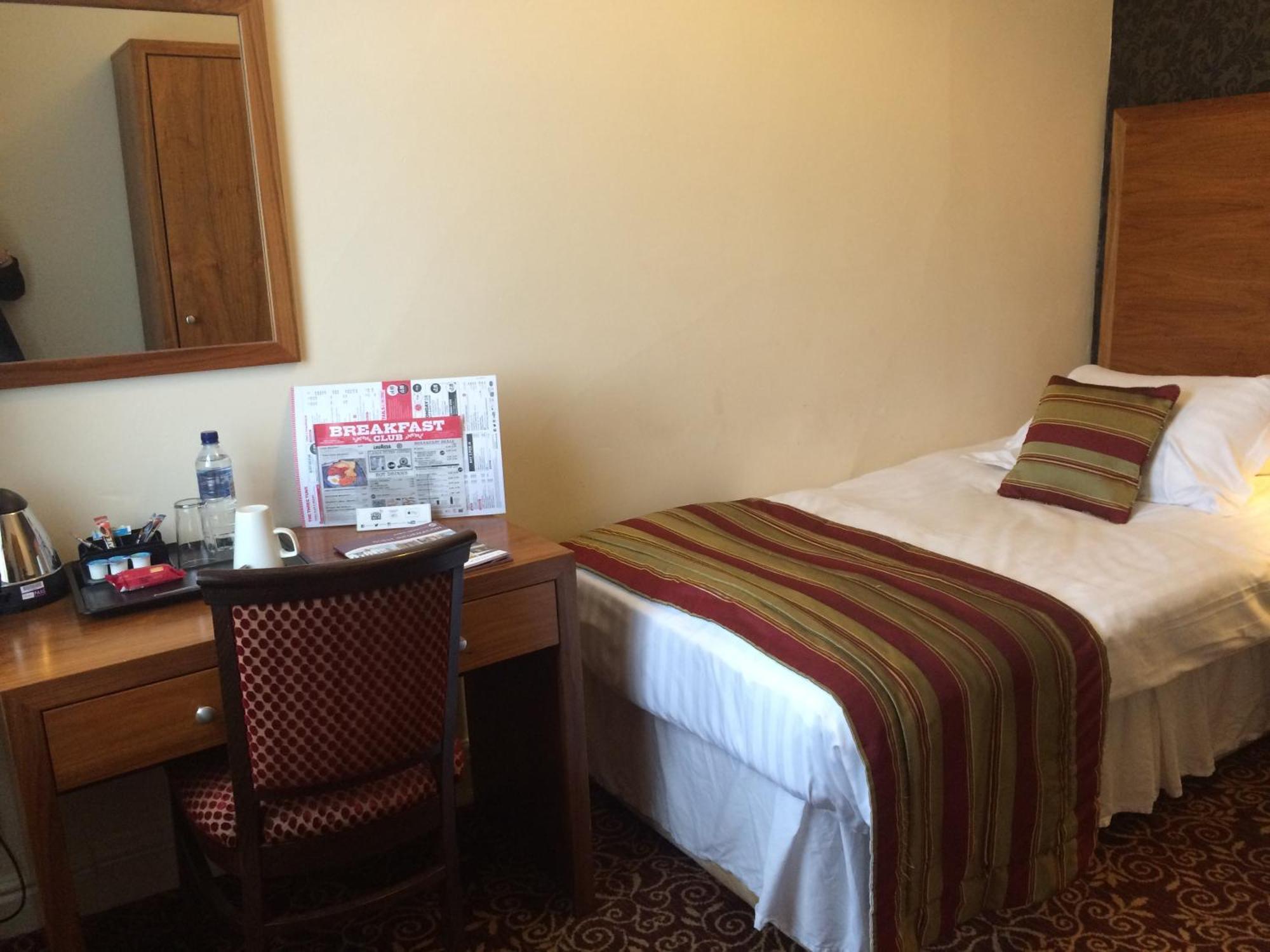 The Three Tuns Hotel Wetherspoon Thirsk Room photo